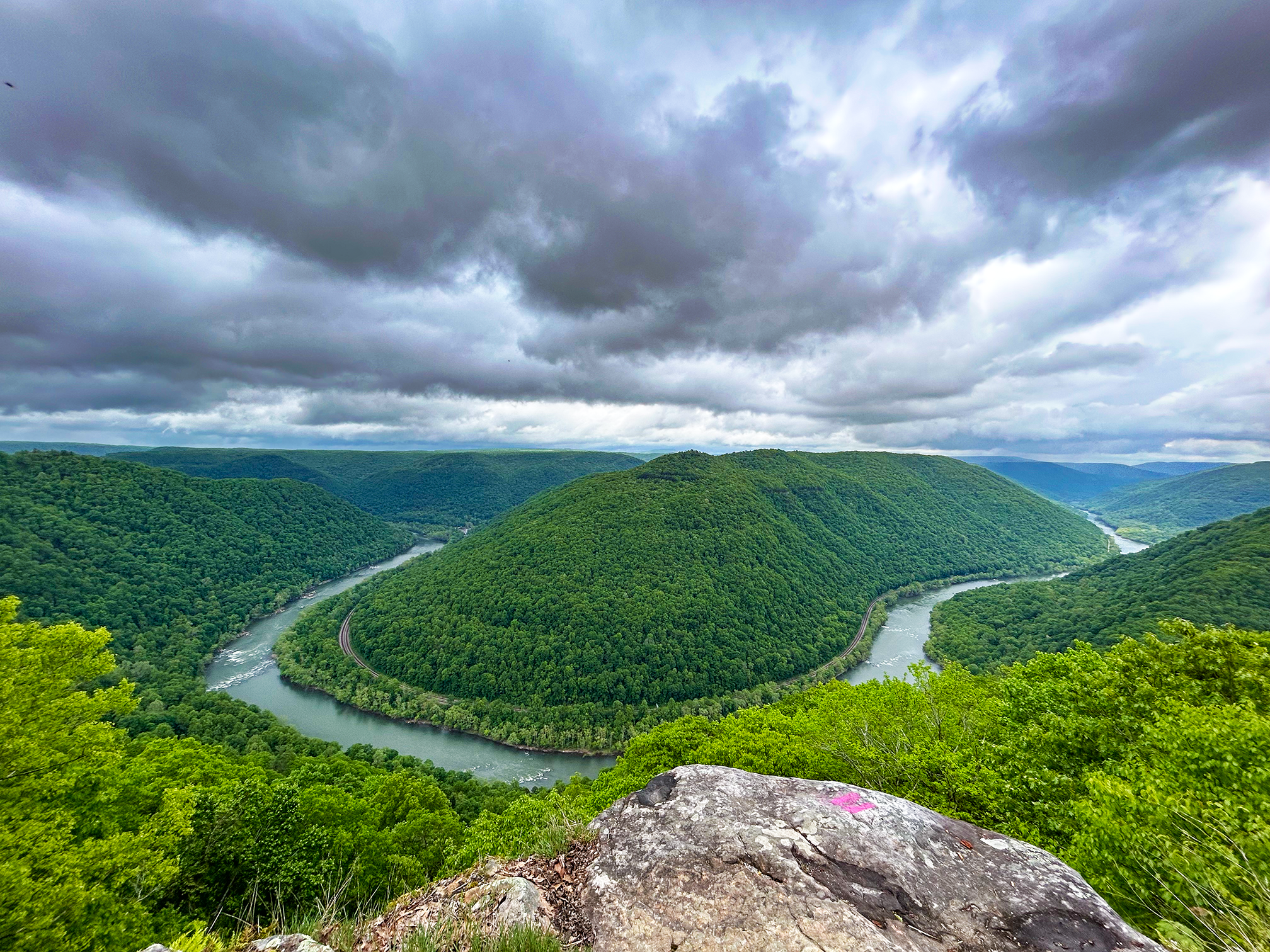 A river bends dramatically in New River Gorge